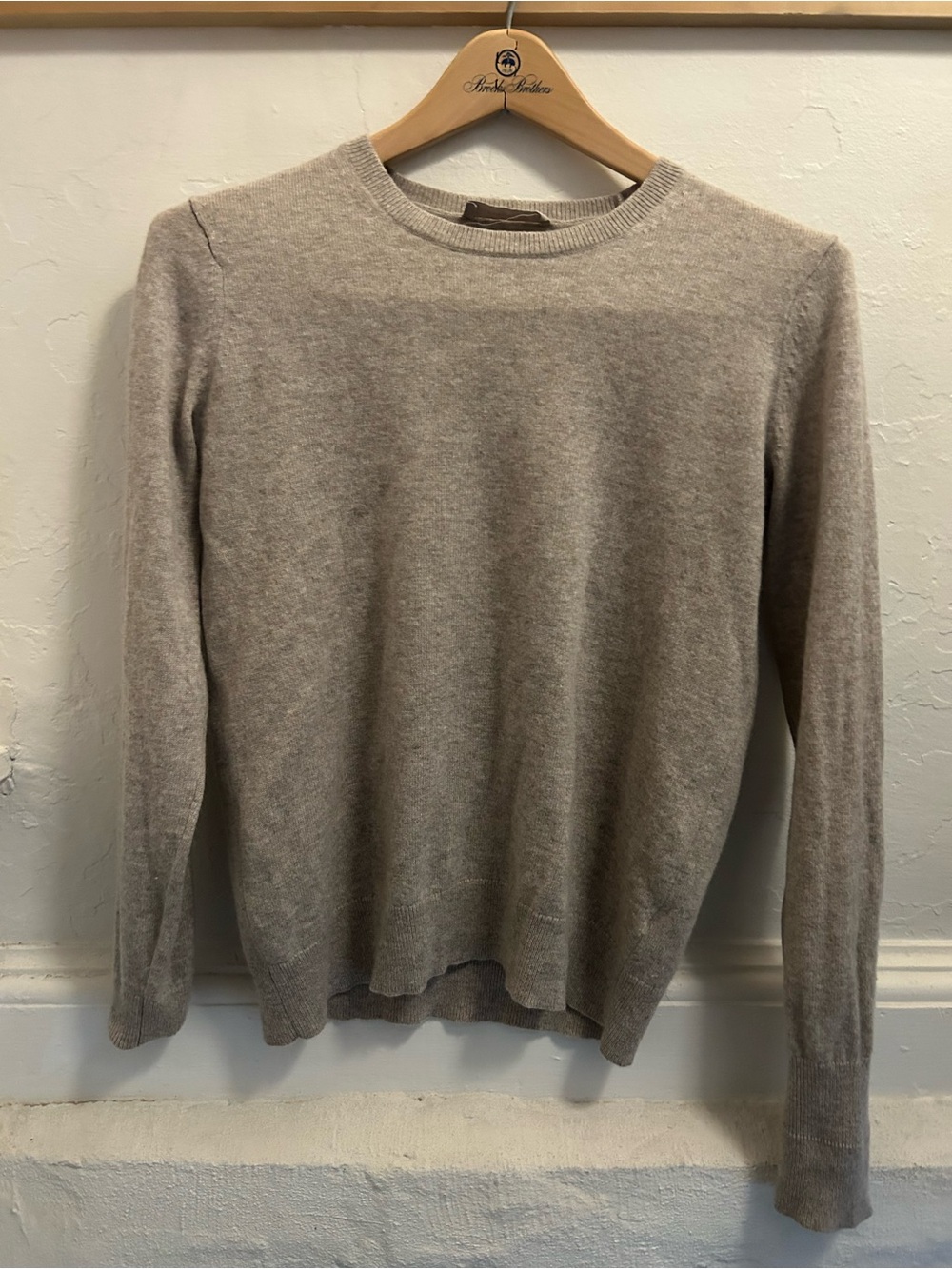 Everlane Neutral Taupe 100% Cashmere Crewneck Sweater - hole back shoulder